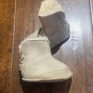 224 UGG Australia 5206 BOO baby boots leather sheepskin booties EUC S 6-12 M